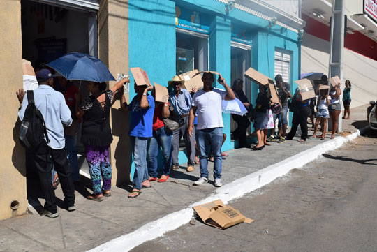 Com papelão sobre as cabeças, brumadenses enfrentam filas e sol forte para quitar o IPTU