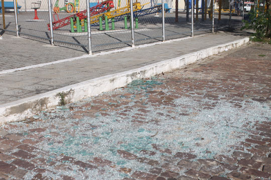 Brumado: Moradores reclamam de estilhaços de vidro que estão há três semanas na Praça da Ciência