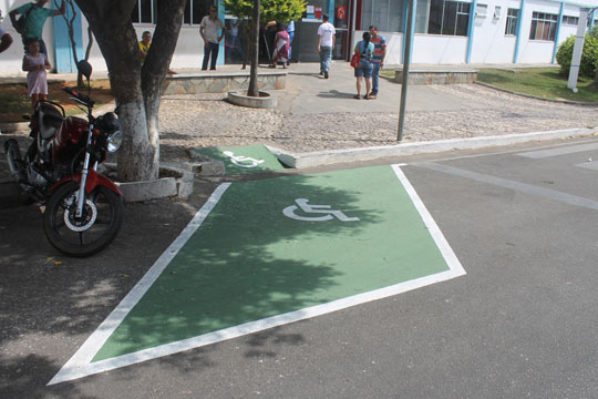 Brumado: Vagas de estacionamento para deficientes recebem pintura, mas a maioria está irregular