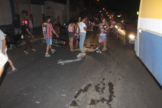 Brumado: Carro invade sinal, arrasta duas motocicletas, fere três e motorista foge do local