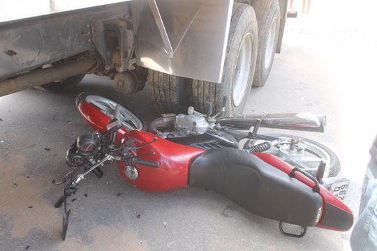 Motociclista para debaixo de caminhão na Avenida Centenário em Brumado