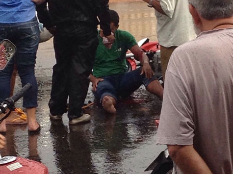 Brumado: Motocicleta colide com van escolar na Avenida Mourão Guimarães