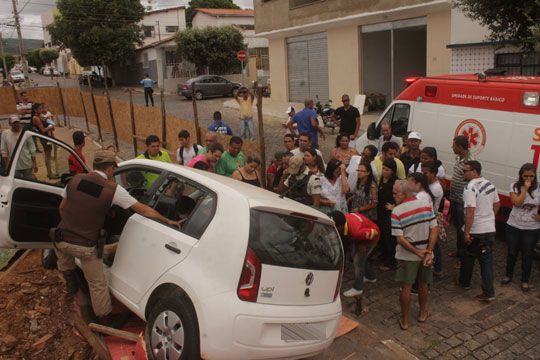 Mulher perde controle da direção do veículo e invade canteiro de obras na Praça Pompílio Leite