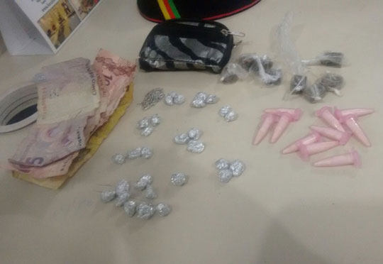 Polícia detém adolescente, avião do tráfico, portando bolsa com drogas e dinheiro em Brumado
