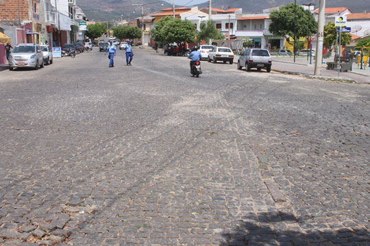 Brumado: Estacionamento na Heráclito Cardoso causa conflito entre comerciantes e agentes de trânsito