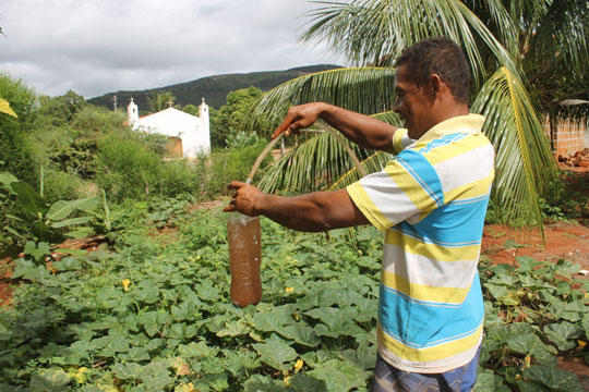 Moradores reclamam de água barrenta e com mau cheiro em comunidades rurais de Brumado