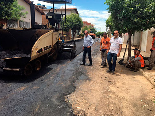 Brumado: Prefeito visita obras de recuperação de ruas no Bairro Baraúnas