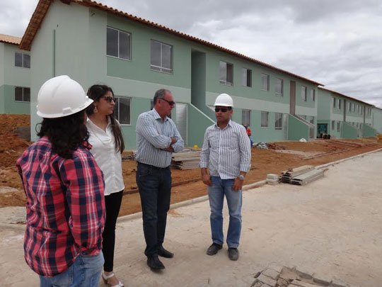 Prefeito de Brumado visita as obras do Residencial Brisa III e IV