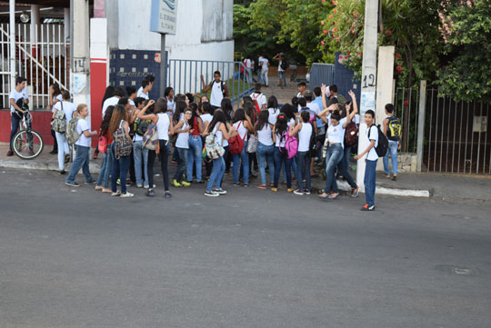 Brumado: Sem água há três dias em escola pública , alunos protestam na sede da Embasa