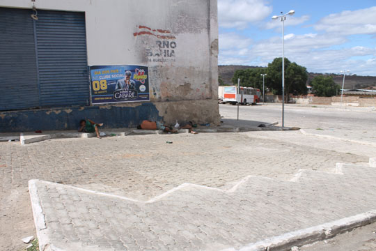 Vereador Édio Pereira solicita retirada de andarilhos da área da Cesta do Povo em Brumado