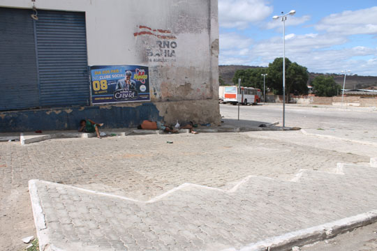 Moradores de rua assustam populares e comerciantes na região da feira livre em Brumado