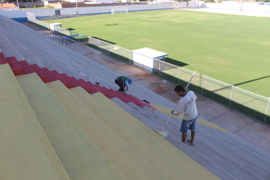 Brumado: Arquibancada do Estádio Gilberto Cardoso recebe cores da bandeira
