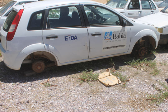 Cemitério de carros, invasão e roubo de pneus na sede do antigo Derba de Brumado