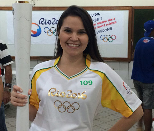 Brumadense Bárbara Regina conduziu a tocha olímpica em Vitória da Conquista