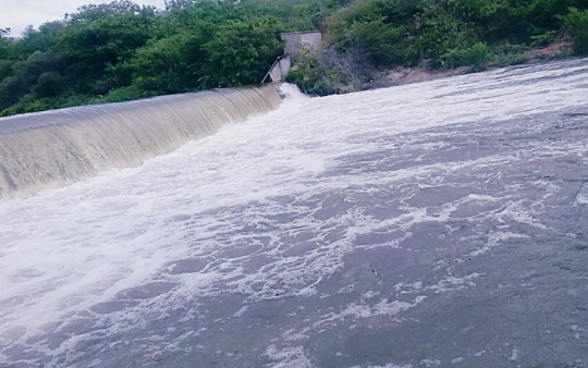 Barragem de Cristalândia transborda em Brumado