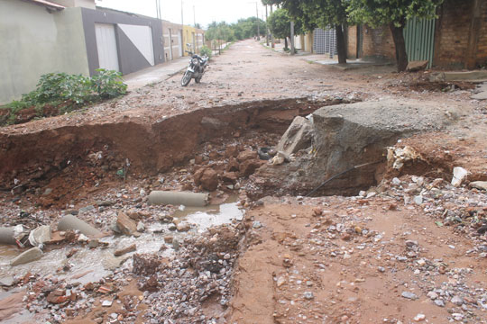 Brumado: Buraco provocado pela falta de infraestrutura interdita Caminho da Cascalheira