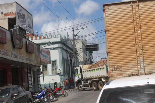 Brumado: Transporte irregular de entulho prejudica motoristas