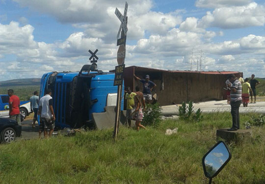 Caminhão carregado de postes tomba em Brumado