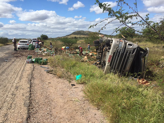 Caminhão de cerveja tomba e carga é saqueada na BR-030 em Brumado