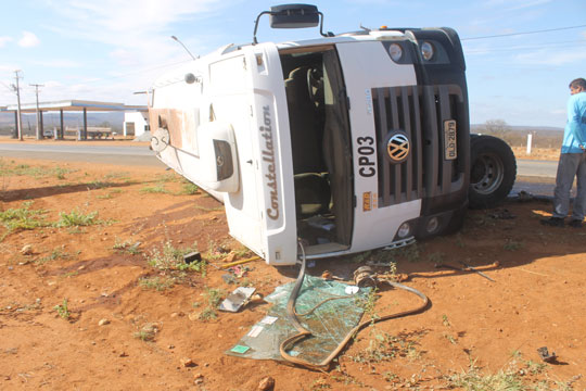 Brumado: Barra de transmissão quebra e caminhão pipa tomba na BA-262