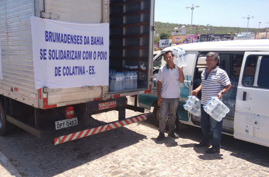 Brumadenses doam água mineral aos necessitados em Colatina/ES