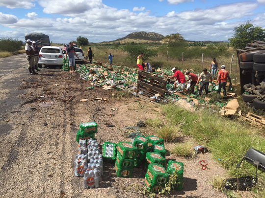 Caminhão de cerveja tomba e carga é saqueada na BR-030 em Brumado