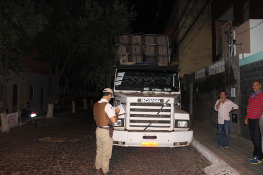 Brumado: Carreta provoca apagão em semáforo e arrasta fiação elétrica