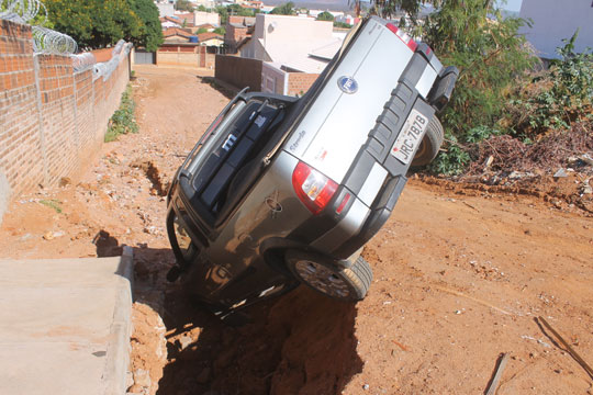 Brumado: Carro cai em vala na Avenida Clemente Gomes