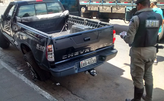 Carro capotado é abandonado no centro de Brumado