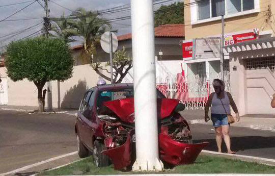 Brumado: Motorista bate em placa publicitária na Praça Coronel Zeca Leite e fica ferido