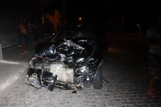 Brumado: Carro invade sinal, arrasta duas motocicletas, fere três e motorista foge do local