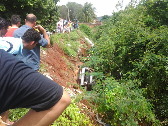 Chuva arrasta carros, derruba casas e arranca pavimentação de ruas de Brumado