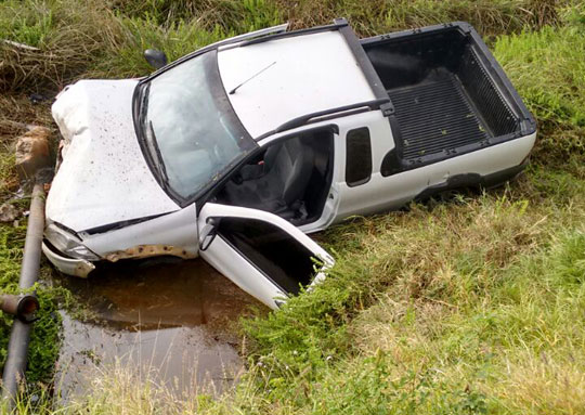 Brumado: Motorista sai da pista e rompe rede de abastecimento da Embasa