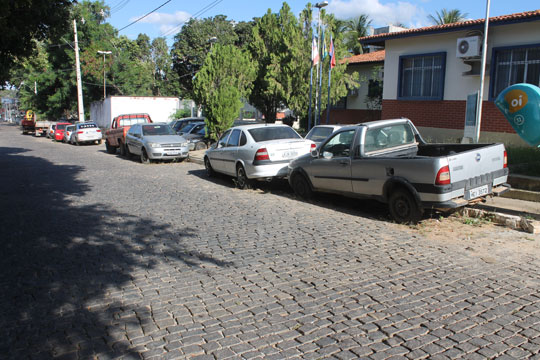 Brumado: Carros tomam conta da rua por conta de superlotação de veículos apreendidos na delegacia