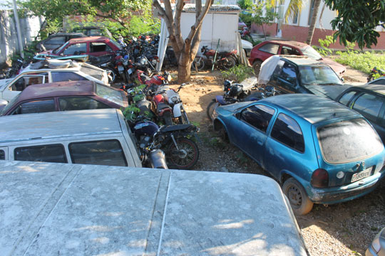 Brumado: Carros tomam conta da rua por conta de superlotação de veículos apreendidos na delegacia