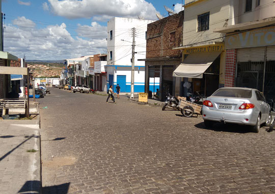 Brumado: Com pé de cabra e alavanca, bandidos arrombam casa comercial e cofre na praça do mercado