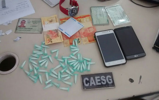 Cipe/Sudoeste detém casal com 65 pinos de cocaína em Brumado