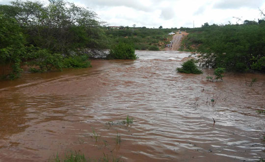 Cheia de rio impede passagem em comunidades rurais de Brumado