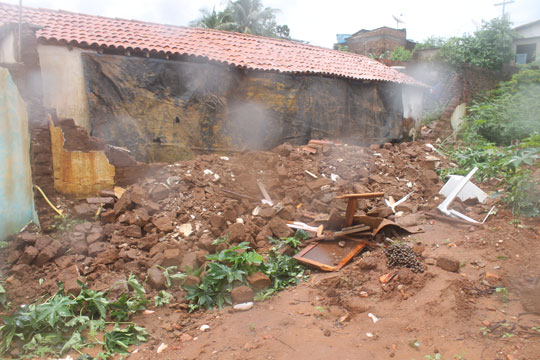 Chuva ameaça deixar famílias desabrigadas em Brumado