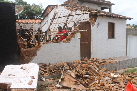 Chuva arrasta carros, derruba casas e arranca pavimentação de ruas de Brumado