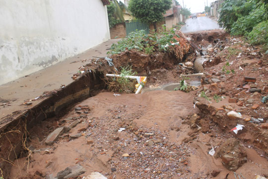 Ruas são danificadas após 70 mm de chuva na madrugada em Brumado