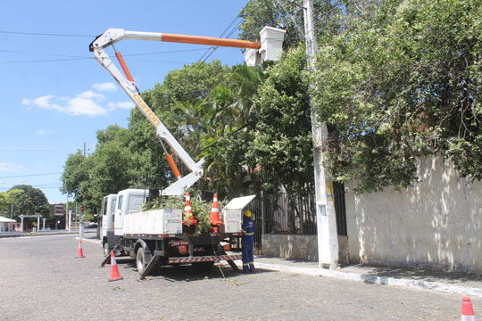 Coelba realiza poda de árvores em áreas de risco em Brumado