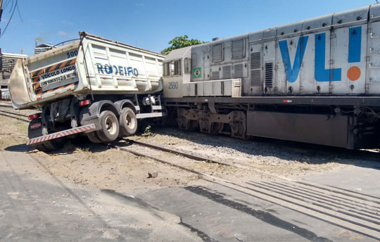 Brumado: Colisão entre carreta e locomotiva é registrada na entrada da Magnesita