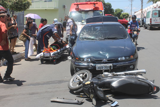 Brumado: Mulher fica ferida em colisão entre carro e moto na Avenida João Paulo I