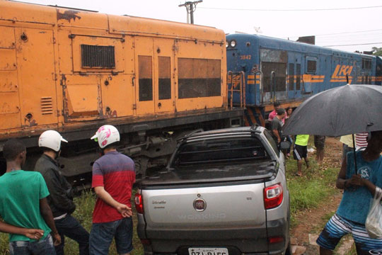 Colisão entre carro e trem na travessia da linha férrea em Brumado