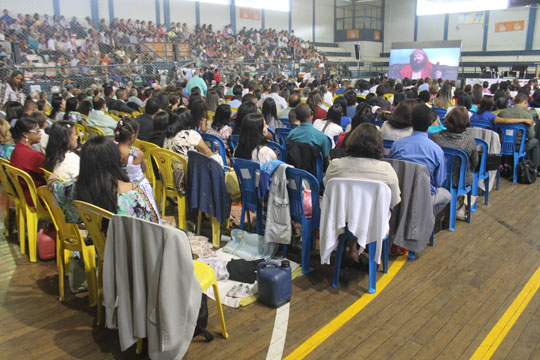 Testemunhas de Jeová inovam ao realizarem congressos com telões e transmissão simultânea nacional