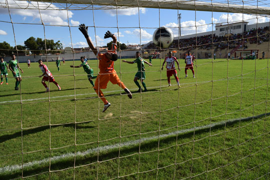 Brumado e Conquista empatam no primeiro confronto pelo intermunicipal de futebol