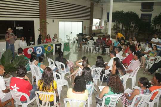 Brumado: Movimento Frente Popular Brasil realiza ato contra o impeachment de Dilma