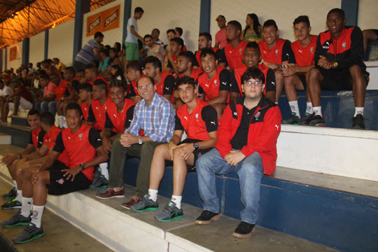 Delegação do Sub-20 do Vitória assiste final do brumadense de futsal