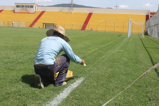 Brumado: Prefeito faz vistoria no Estádio Gilberto Cardoso e torcedores já trocam alimentos por ingressos